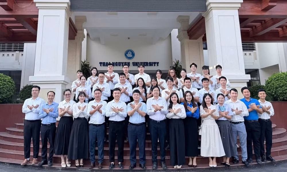 Đại diện Thường trực Đoàn Thanh niên - Hội Sinh viên các phân hiệu Đại học Thái Nguyên và Trường Đại học Tân Trào chúc mừng tân Chủ tịch Hội Sinh viên.