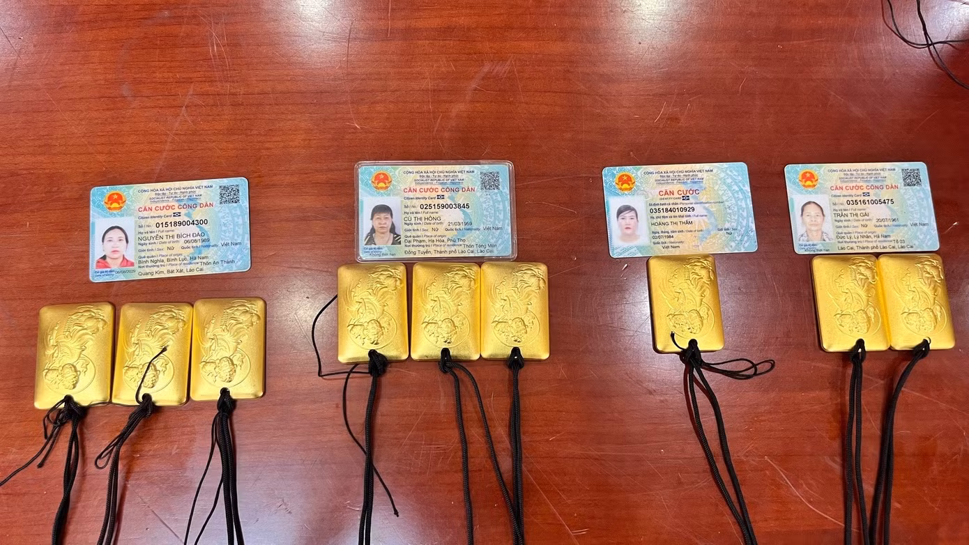 tang-vat-gom-9-mieng-vang-co-trong-luong-co-trong-luong-tren-25-kg-vang.jpg