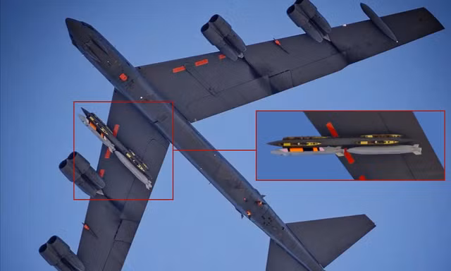 'Pháo đài bay' B-52 mang tên lửa hành trình mới xuất hiện trên bầu trời California