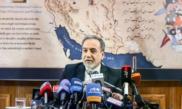 Ngoại trưởng Iran nêu điều kiện mở lại eo biển Hormuz