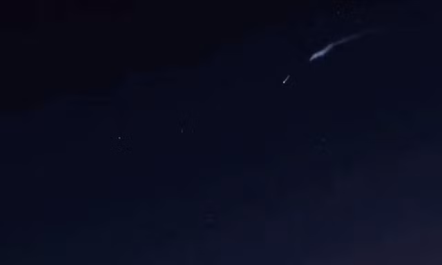 Tên lửa SpaceX tạo 'Sứa vũ trụ' rực sáng trên bầu trời Mỹ
