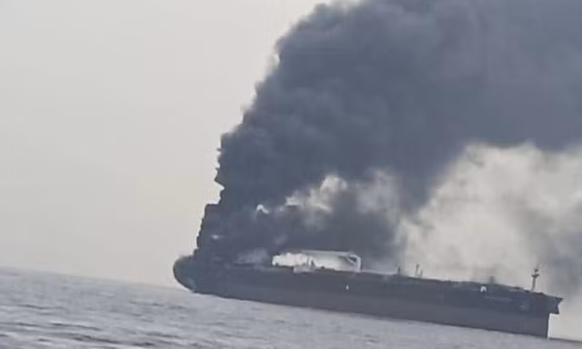 Tàu thương mại Iran trúng vật thể lạ ở eo biển Hormuz, năm người thương vong
