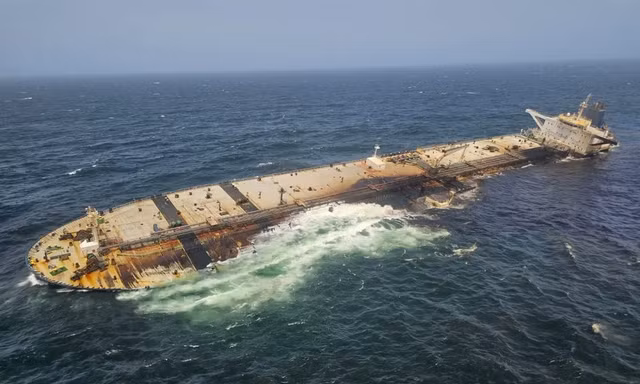 Vệt dầu loang khổng lồ ngoài khơi Oman, nguy cơ thảm họa sinh thái