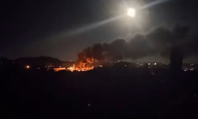 Ukraine tấn công sâu 1.300 km vào lãnh thổ Nga, nhắm mục tiêu nhà máy quốc phòng và lọc dầu chiến lược