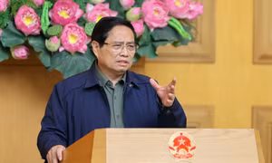 Chủ trì họp khẩn về mưa lũ, Thủ tướng yêu cầu bằng mọi biện pháp tiếp tế cho người dân