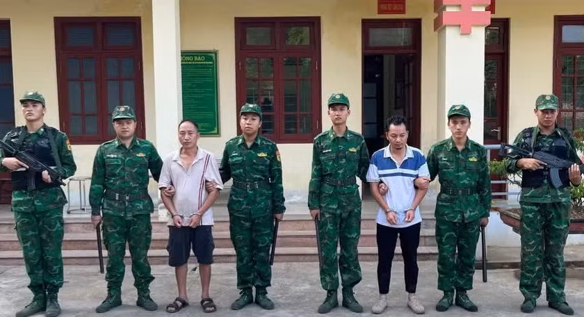 Lực lượng chức năng bắt giữ các đối tượng.