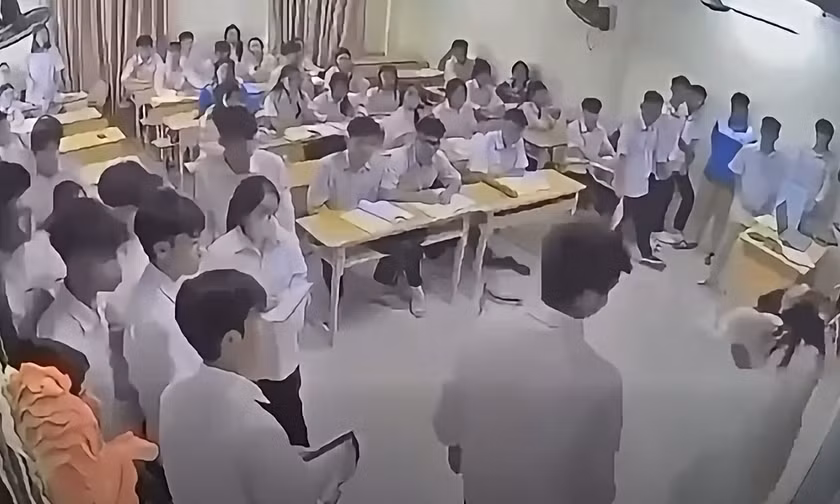 Hà Nội: Bắt giữ khẩn cấp nam sinh đánh cô giáo giữa lớp