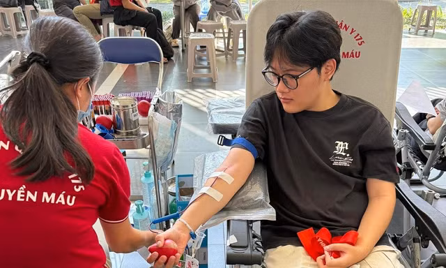 Nhật ký Gen Z đi hiến máu tình nguyện: Tất tần tật về lần đầu được "cấp sổ đỏ"