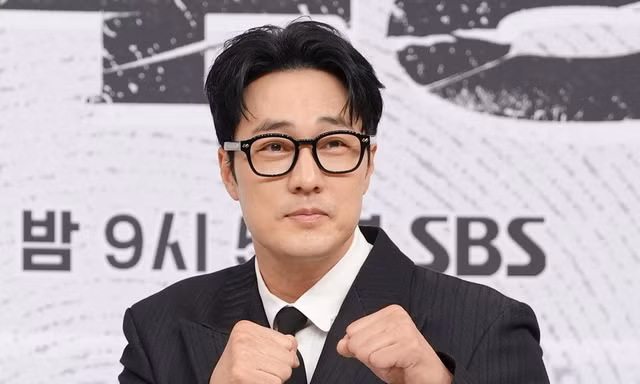 So Ji Sub chi đậm, mua vàng tặng 300 người đoàn phim Đặc Vụ Kim Tái Khởi Động