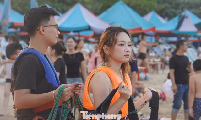 Cảnh tượng đối lập tại các bãi tắm ở Đồ Sơn 