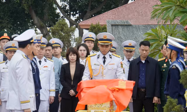 Trao bằng Tổ quốc ghi công chiến sĩ Hải quân đánh bộ hy sinh tại đảo Tốc Tan A 