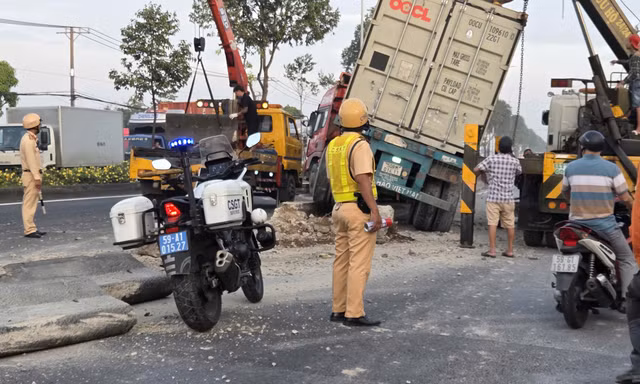 Xe đầu kéo container tông hàng loạt dải phân cách ở cửa ngõ TPHCM
