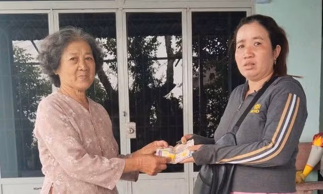 Nhặt được 5 tờ vé số trúng giải và 6 triệu đồng, một phụ nữ tìm người đánh rơi trả lại