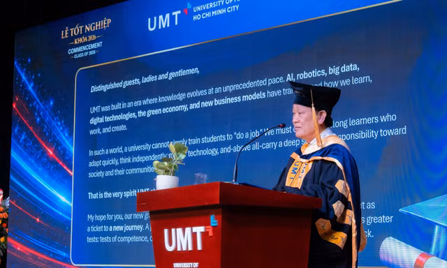 Hiệu trưởng nhắn nhủ khóa đầu tiên tốt nghiệp: Đừng sợ thất bại, hãy sợ việc không dám bắt đầu