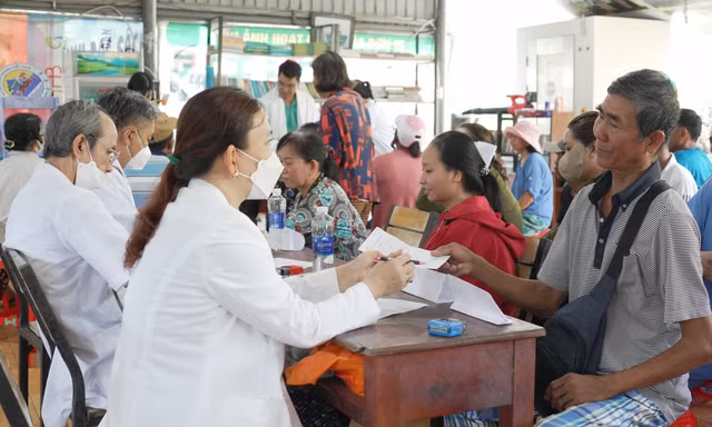 Tư vấn sức khỏe, cấp thuốc miễn phí cho người dân xã đảo TPHCM
