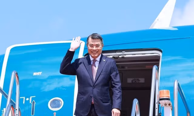 Thủ tướng Lê Minh Hưng bắt đầu chuyến thăm chính thức CHDCND Lào 