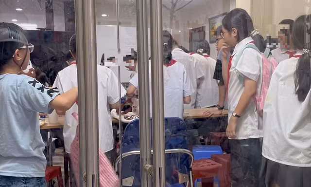 Trung tâm bồi dưỡng văn hóa tại Hà Nội tấp nập học sinh đến học thêm sau giờ học chính khóaẢnh: N.H