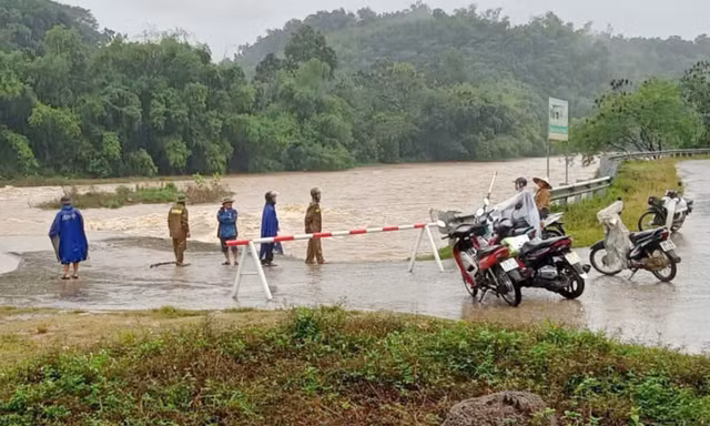 Mưa lũ khiến 3 người mắc kẹt trong hang đá ở Phú Thọ