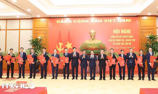 Công bố các quyết định của Bộ Chính trị, Ban Bí thư về công tác cán bộ