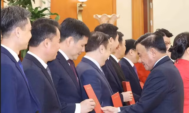 Công bố các quyết định của Bộ Chính trị, Ban Bí thư về công tác cán bộ