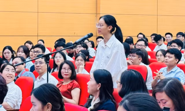 Tân bác sĩ lựa chọn ngành bác sĩ nội trú tại Match Day 2026 của Trường ĐH Y Hà Nội Ảnh: NGHIÊM HUÊ
