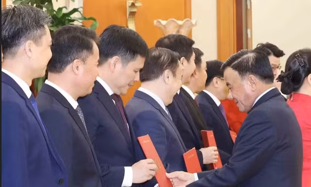 Thông tin về 6 Ủy viên Trung ương, Ủy viên dự khuyết Trung ương Đảng vừa nhận nhiệm vụ mới