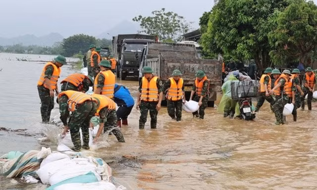Lũ sông ngoại thành Hà Nội vượt báo động 3, hàng trăm người tham gia đắp đê