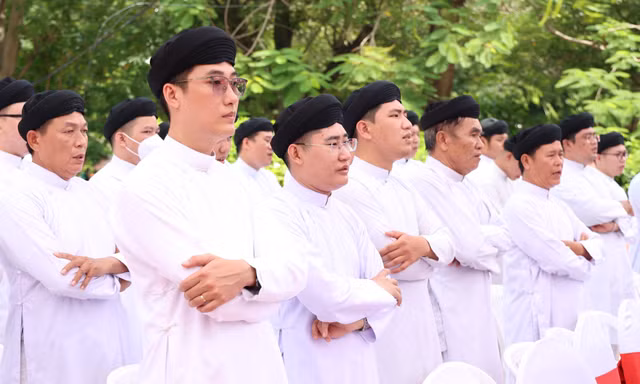 Tín đồ Cao Đài cầu siêu cho các liệt sĩ tại Công viên Lê Thị Riêng