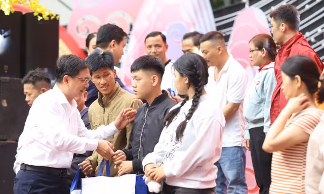 Chuyến xe sum vầy đưa lao động trẻ về quê đón Tết