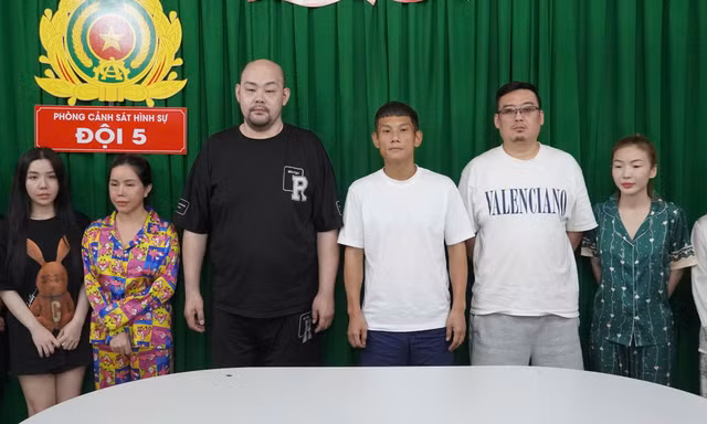 TPHCM: Bắt nhóm người nước ngoài điều hành nhà hàng chứa mại dâm