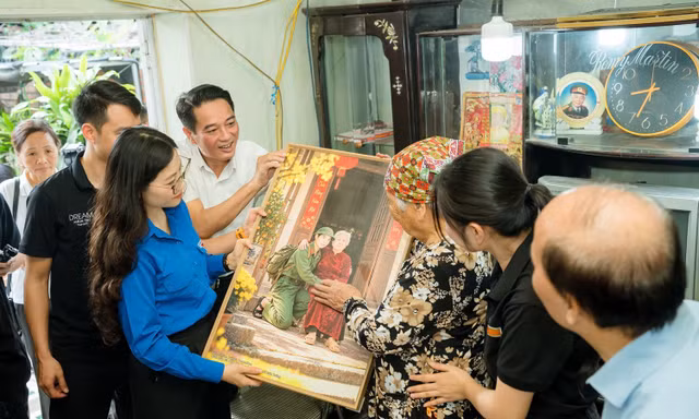 Tuổi trẻ Hải Phòng trao tặng 100 ảnh phục dựng liệt sĩ