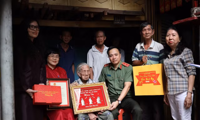 Trung tướng Mai Hoàng thăm, chúc Tết các đơn vị và cá nhân tiêu biểu