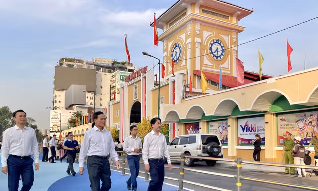 Bí thư, Chủ tịch TPHCM thị sát việc chỉnh trang khu vực chợ Bến Thành, Hồ Con Rùa...