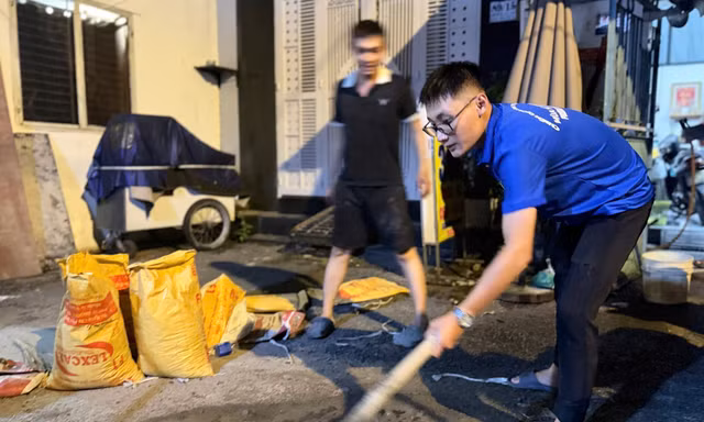 Nhóm bạn trẻ tình nguyện ‘vá' đường ở TPHCM