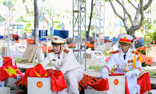 Số lượng hài cốt liệt sĩ thực hiện an táng là 731 bộ hài cốt liệt sĩ (gồm 698 bộ hài cốt liệt sĩ riêng lẻ và 1 bộ hài cốt tập thể gồm 33 hài cốt liệt sĩ). Ảnh: Báo Sài Gòn Giải phóng