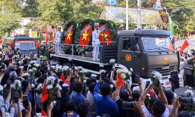 Người dân TPHCM tiễn đưa các liệt sĩ về nơi an nghỉ