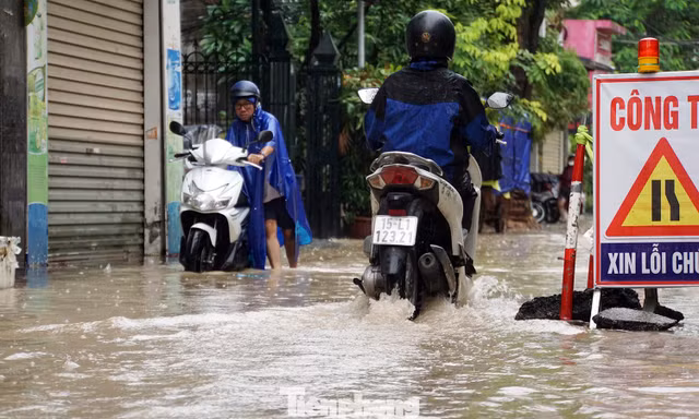 Mưa lớn kéo dài, gần 80 tuyến phố trung tâm Hải Phòng ngập sâu 