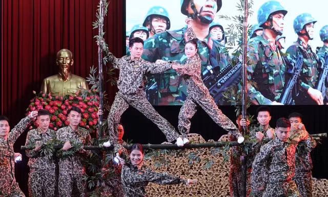 Thủ lĩnh Đoàn áo lính tranh tài