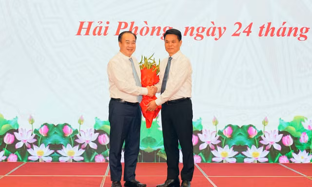 Ông Lê Ngọc Châu - Bí thư Thành ủy Hải Phòng tặng hoa chúc mừng tân Phó Bí thư Thành ủy Hải Phòng Nguyễn Sỹ Hiệp.