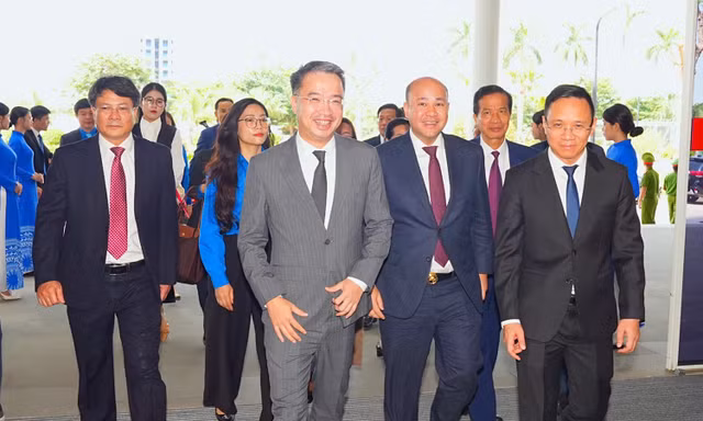 Ông Đào Trọng Đức - Phó Chủ tịch UBND TP Hải Phòng (phải ảnh) và anh Nguyễn Tường Lâm - Bí thư Trung ương Đoàn (giữa ảnh) tiếp đón Ngài Hun Many – Phó Thủ tướng Chính phủ, Bộ trưởng Bộ Dịch vụ công, Chủ tịch Hội LHTN và Đoàn đến thăm, làm việc tại Hải Phòng.