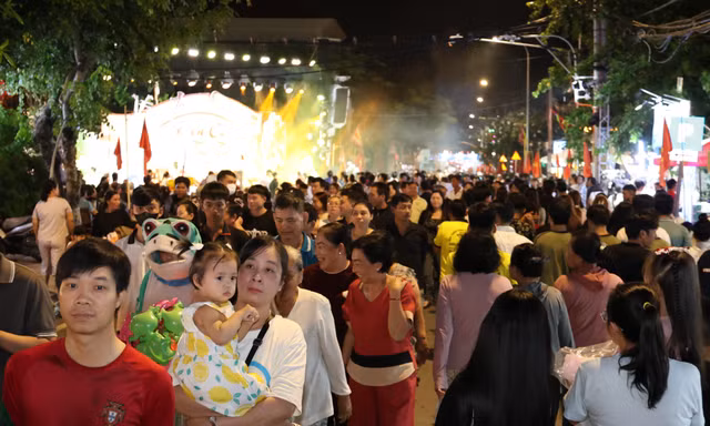 Trong đêm thứ hai của Lễ hội Nghinh Ông, hàng nghìn bà con tham gia các hoạt động đặc sắc tại các tuyến đường lân cận Công viên Cần Thạnh.