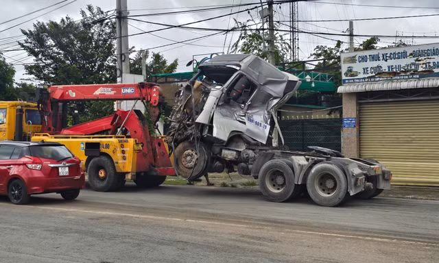 Phá ca bin cứu hai người mắc kẹt sau cú đối đầu của hai xe tải
