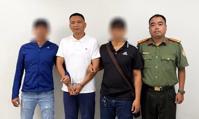 Sau 3 năm trốn truy nã, 'phó tướng' của trùm buôn xe sang Khanh Super từ Thái Lan về đầu thú