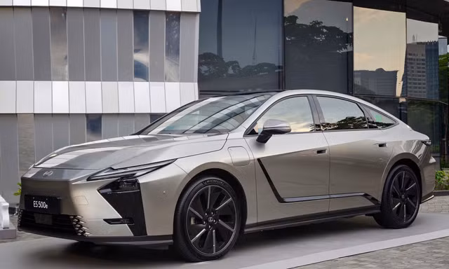 Cận cảnh Lexus ES 500e - sedan thuần điện hạng sang giá gần 3 tỷ đồng