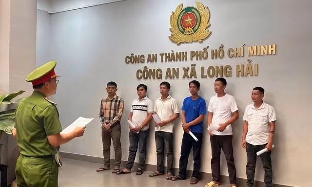 Ăn nhậu giữa đường rồi lao vào đánh nhau, 6 người bị khởi tố