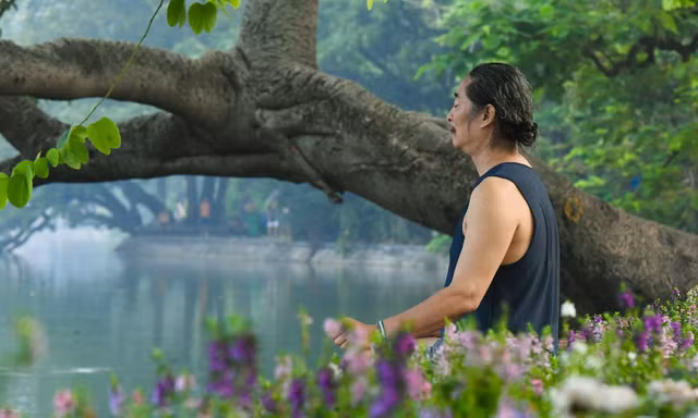 Sáng chớm thu ở Hà Nội, người dân chạy bộ, thưởng cà phê