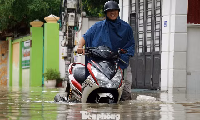 Nhiều phố trung tâm Hải Phòng ngập sâu từ sáng đến trưa
