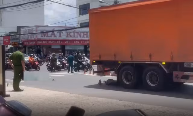 Va chạm với xe tải, hai người tử vong tại chỗ