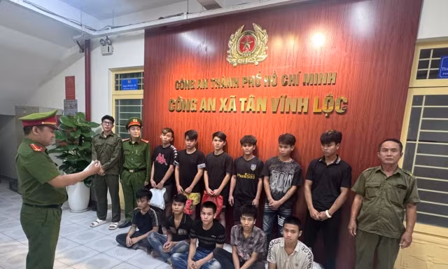 Khởi tố 11 đối tượng mang hung khí, rượt đuổi nhau gây náo loạn ở TPHCM 