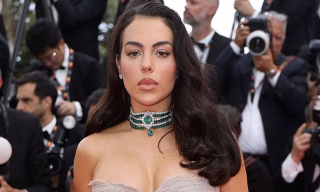 Vợ sắp cưới của Ronaldo diện đầm xẻ ngực ở Cannes